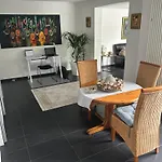 شقة Schoene Mit Terasse *