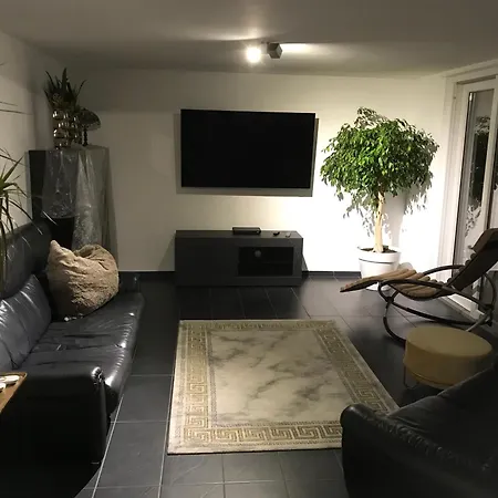 Schoene Mit Terasse Apartment